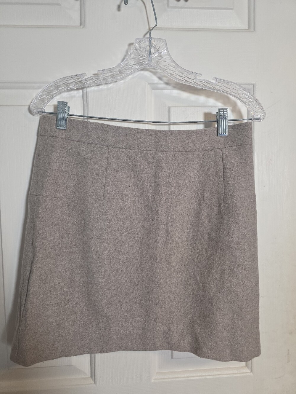 Classic J .Crew Wool Blend Mini Skirt in a versatile beige/oatmeal tone. Size 8